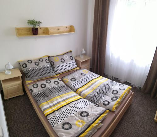 1 dormitorio con 2 camas y ventana en Penzion Sloup, en Sloup