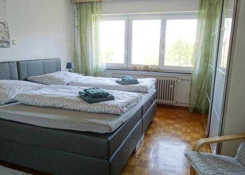 two twin beds in a room with a window at Ferienwohnung Groß in Blaubeuren