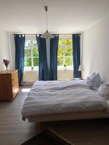 Ein Bett oder Betten in einem Zimmer der Unterkunft Gutshaus Alt-Jargenow