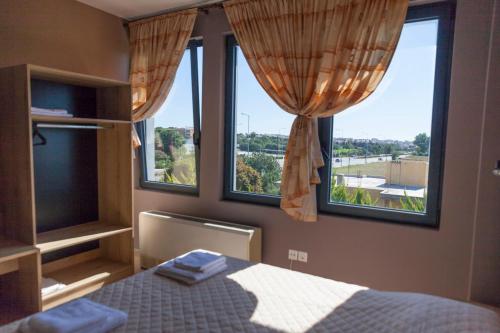 Un pat sau paturi într-o cameră la Via Mare Apartments