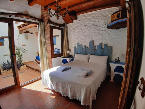 1 dormitorio con 1 cama en una habitación en Albaga en Sant Jordi