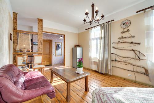 un soggiorno con divano e tavolo di Toma street apartments a Liepāja