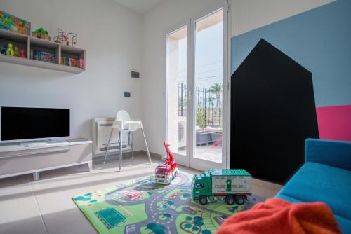 salon z ciężarówką na dywanie w obiekcie Babyaccommodation Family Comfort ll w mieście Pietra Ligure
