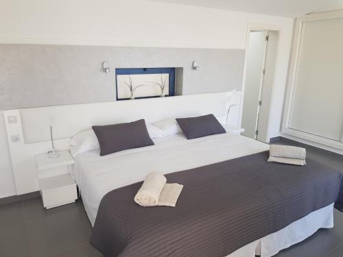 sypialnia z 2 łóżkami i ręcznikami w obiekcie Fuertevillage w mieście Costa Calma