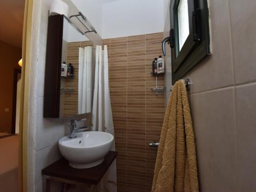 łazienka z umywalką i zasłoną prysznicową w obiekcie Lia Sea View Home - Nea Potidea Halkidiki w mieście Nea Potidaea