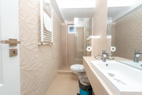 a bathroom with a sink and a toilet at Casa Budulan in Drobeta-Turnu Severin