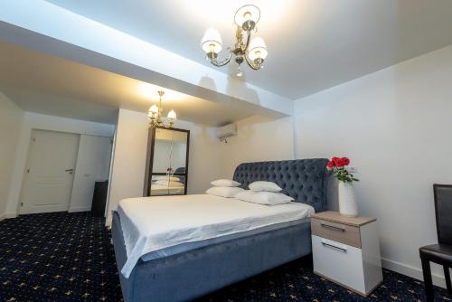 a hotel room with a bed and a mirror at Casa Budulan in Drobeta-Turnu Severin