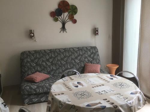 Photo de la galerie de l'établissement F 2 climatisée 200 m de la plage, au Barcarès