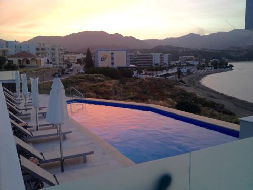 Bazén v ubytování Potideon Bay Luxury Apartments nebo v jeho okolí