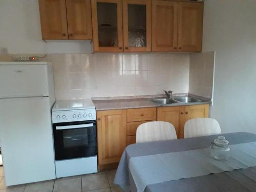Kuchyň nebo kuchyňský kout v ubytování Apartments Natalija & Ante