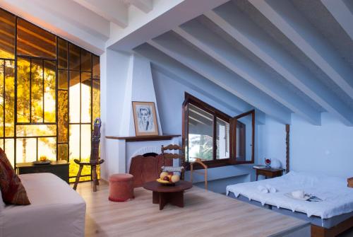 a living room with a couch and a table at Villa Moskoff Amina in Platamonas