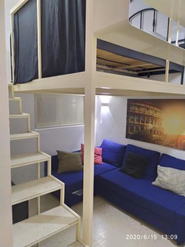 un letto a soppalco con un divano blu in una camera di CIRO QUOVADIS a Roma