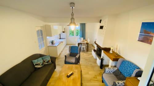 un soggiorno con un divano e un tavolo di Dom murowany Siedlisko a Sarbinowo