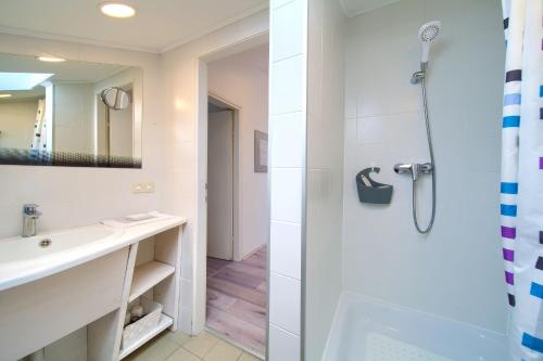 łazienka z prysznicem i umywalką w obiekcie Apartment Milena by El-Pi Tours w mieście Nijvice