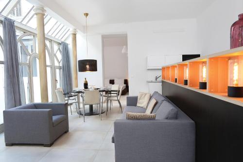 a living room with two couches and a table at Stylische Cityapartments Benedikt in Klagenfurt