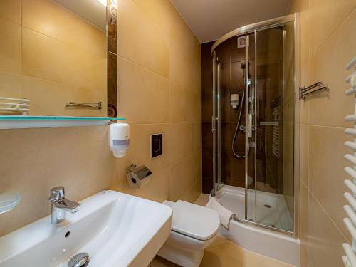 ムジャシフレにあるKasprowyのバスルーム(洗面台、トイレ、シャワー付)