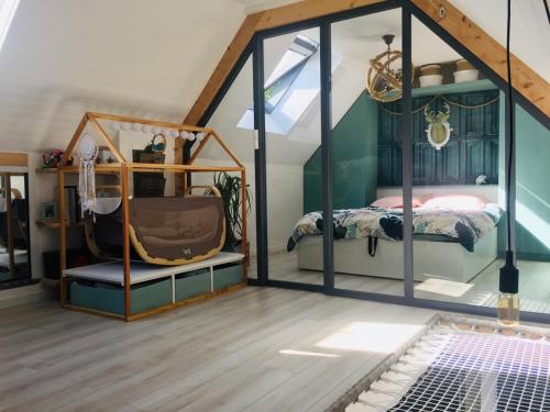 - une chambre avec 2 lits dans une maison en verre dans l'établissement CATAMARAN - Duplex Atypique avec Parking, à Vannes