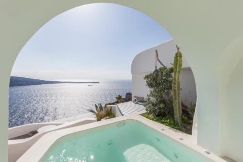 basen w domu z widokiem na ocean w obiekcie Spitia Santorini Villa Collection w mieście Oia