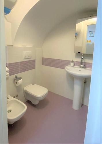 a bathroom with a toilet and a sink at La casetta in Noci