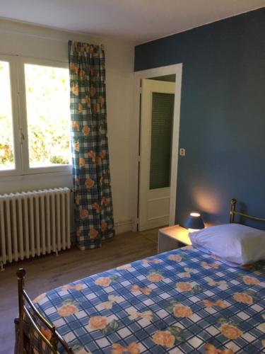 a bedroom with a bed and a window at Les Pierrottes pour 2 in Mornac