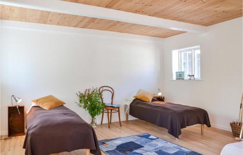Un pat sau paturi într-o cameră la Beautiful Home In Kirke Hyllinge With Wifi