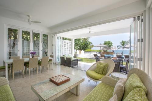 Χώρος καθιστικού στο Sri Sharavi Beach Villas & Spa - with 43 metre saltwater infinity pool