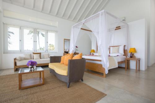 Postel nebo postele na pokoji v ubytování Sri Sharavi Beach Villas & Spa - with 43 metre saltwater infinity pool