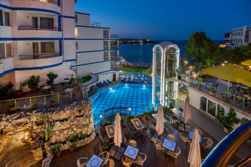 Výhled na bazén z ubytování Hotel Villa List nebo okolí