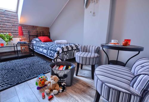 ウストシキ・ドルネにあるApartament Bieszczadzkie Klimatyのベッドルーム1室(ベッド1台、テーブル、椅子付)