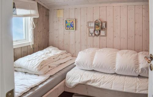 1 Schlafzimmer mit 2 Betten und einem Fenster in der Unterkunft Sjusjen Brttum in Sjusjøen