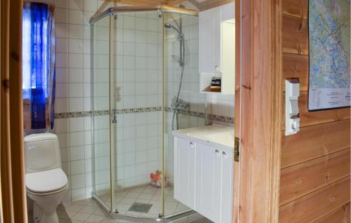 a bathroom with a glass shower with a toilet at Gorgeous Home In Rn With Wifi in Ron