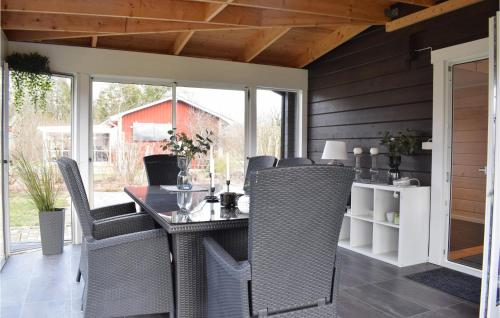 Lovely Home In Frjestaden With Kitchen في فارجيستادين: غرفة طعام مع طاولة وكراسي