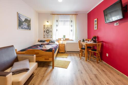 salon z łóżkiem i jadalnią w obiekcie Apartamenty Zakopane Krupówki w Zakopanem