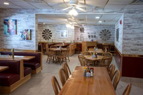 Restaurace v ubytování Ramada by Wyndham Keystone Near Mt Rushmore