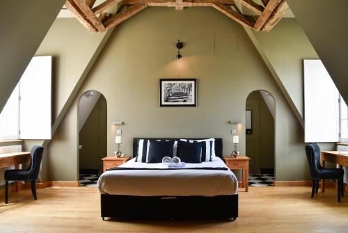 เตียงในห้องที่ Chateau De Jalesnes
