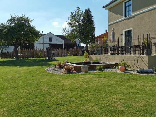 a yard with a fire pit in front of a house at Casa Benefizium in Langquaid
