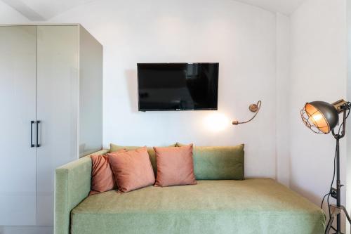 Televisyen dan/atau pusat hiburan di Cocooning Suites by Blue Carpet