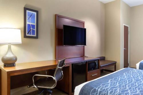 a hotel room with a desk with a bed and a desk sidx sidx sidx sidx at Comfort Inn & Suites Amarillo East in Amarillo