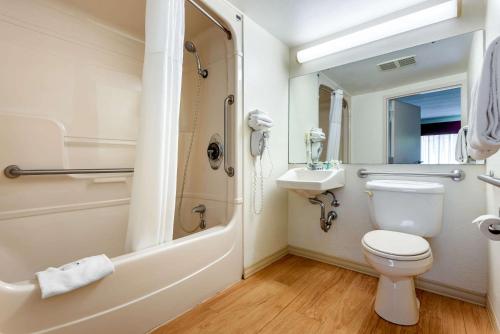 Ванна кімната в Quality Inn Falconer - Jamestown