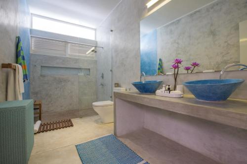 Koupelna v ubytování Sri Sharavi Beach Villas & Spa - with 43 metre saltwater infinity pool