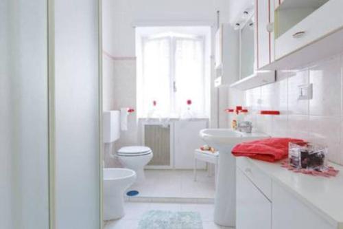 uma casa de banho branca com um WC e um lavatório em Bea Home sarai il benvenuto! em Roma