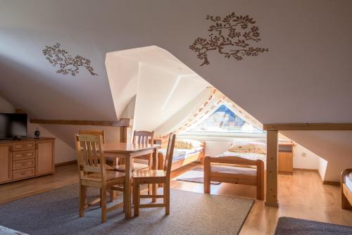 une salle à manger avec une table et des chaises ainsi qu'une chambre dans l'établissement Dom Goscinny Ewa, à Władysławowo