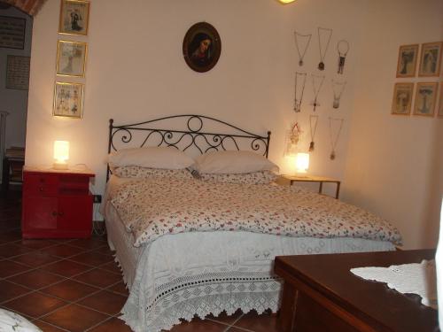 1 dormitorio con 1 cama y 2 luces en la pared en Cascina nel bosco, en Moncucco Torinese