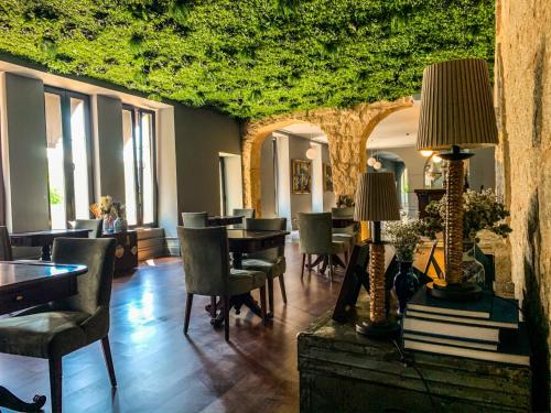 uma sala de jantar com mesas e cadeiras e tectos com plantas em Grande Hotel Thermas Nature & SPA nas Termas de São Pedro do Sul