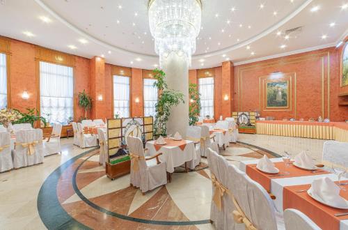 Restoran või mõni muu söögikoht majutusasutuses Grand Hotel Valentina