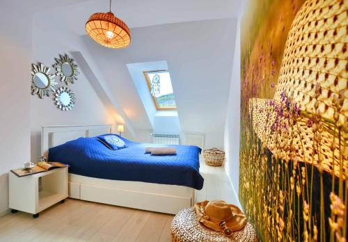ein kleines Schlafzimmer mit einem blauen Bett in einem Zimmer in der Unterkunft Apartament Beztroski in Ustrzyki Dolne