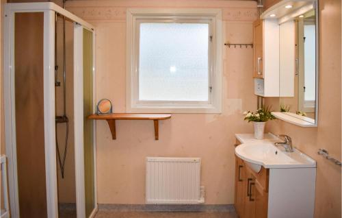 La salle de bains est pourvue d'un lavabo et d'une fenêtre. dans l'établissement 3 Bedroom Nice Home In Kisa, à Kisa
