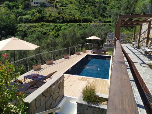 una piscina en una terraza con borde infinito en L'Antico Borgo B&B, en Levanto