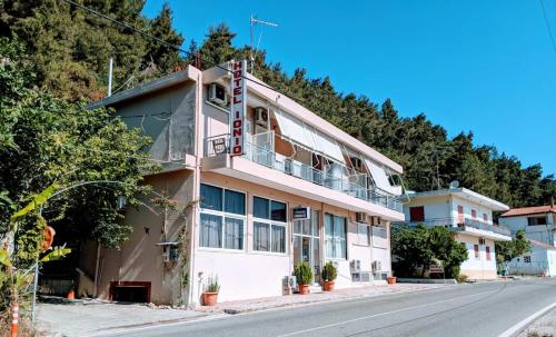 ein weißes Gebäude an der Straßenseite in der Unterkunft Hotel Ionio in Katakolo