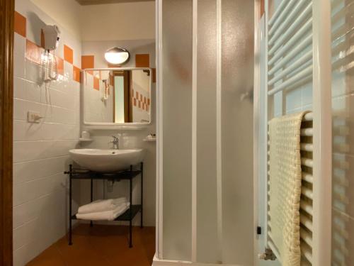 a bathroom with a sink and a mirror at Agriturismo Tenuta Badia in Paciano